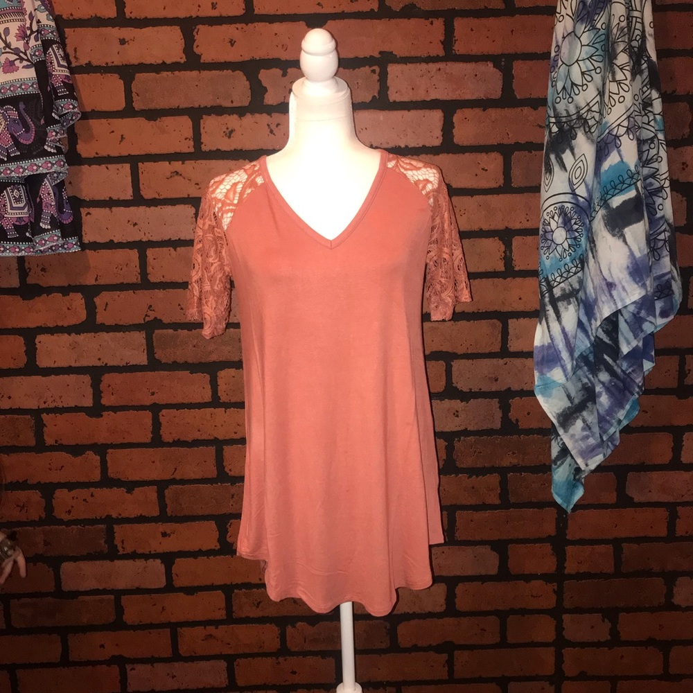 Lace sleeve v-neck tunic